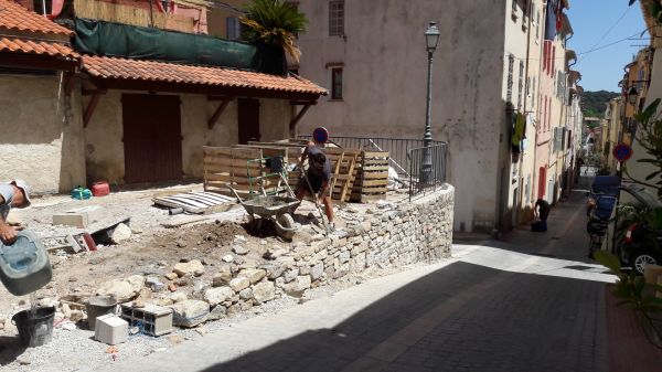 restauration de vieux murs en pierres sur Ollioules 
